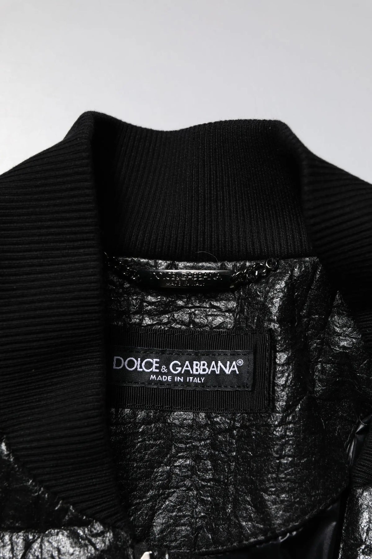 Veste bomber dolce & gabbana noire avec fermeture éclair complète, finition brillante texturée et col côtelé