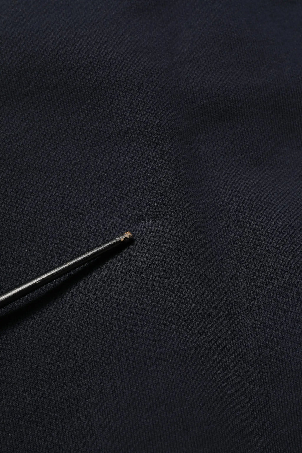 Dolce & gabbana pull en coton noir à col rond avec plaque logo et texture subtile montrant le bout d une aiguille