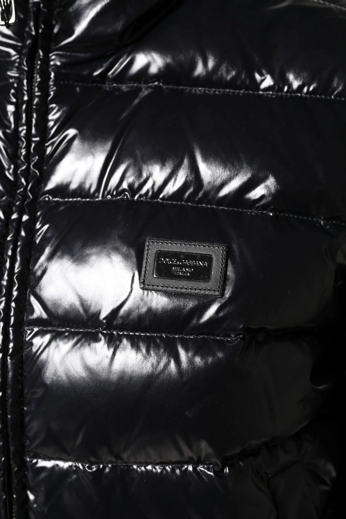 Veste matelassée noire dolce gabbana avec fermeture éclair complète et écusson en cuir logo sur le devant
