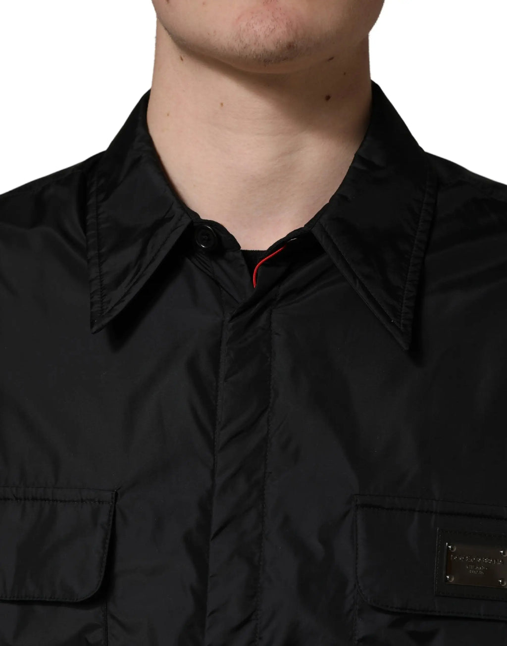 Dolce & gabbana black logo plaque shirt jacket en nylon avec manches longues, deux poches avant et accent rouge au col