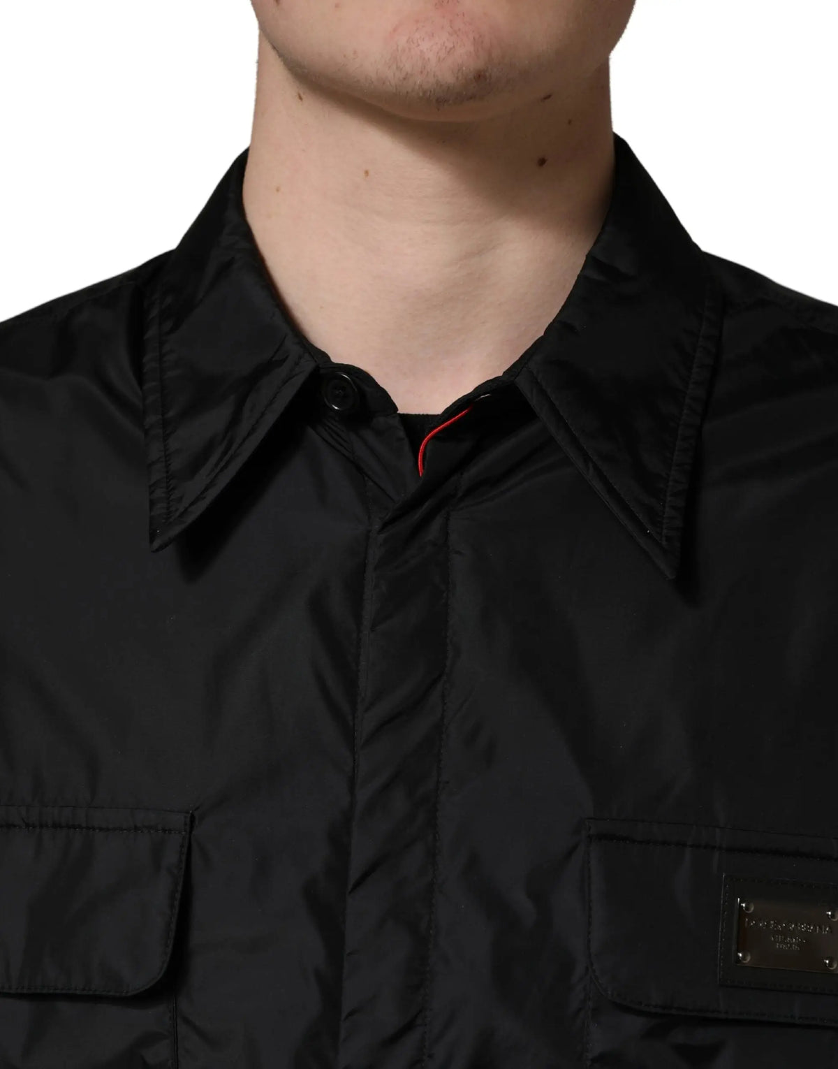 Dolce & gabbana black logo plaque shirt jacket en nylon avec manches longues, deux poches avant et accent rouge au col