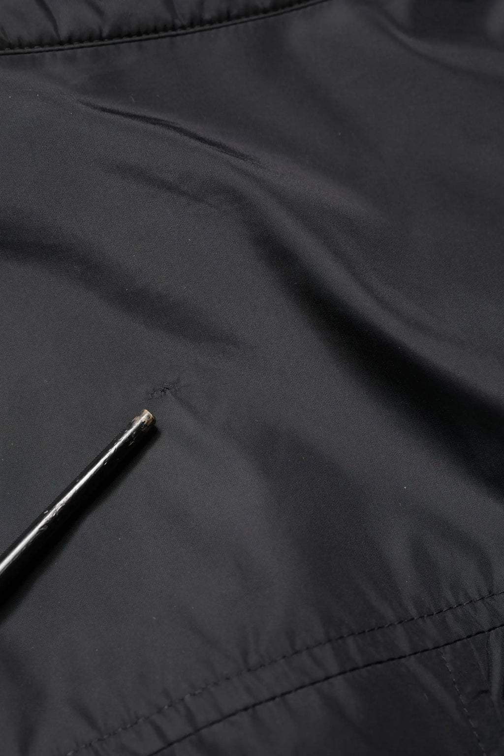 Dolce & gabbana veste-chemise noire en nylon avec logo plaque manches longues et une petite déchirure près de la couture