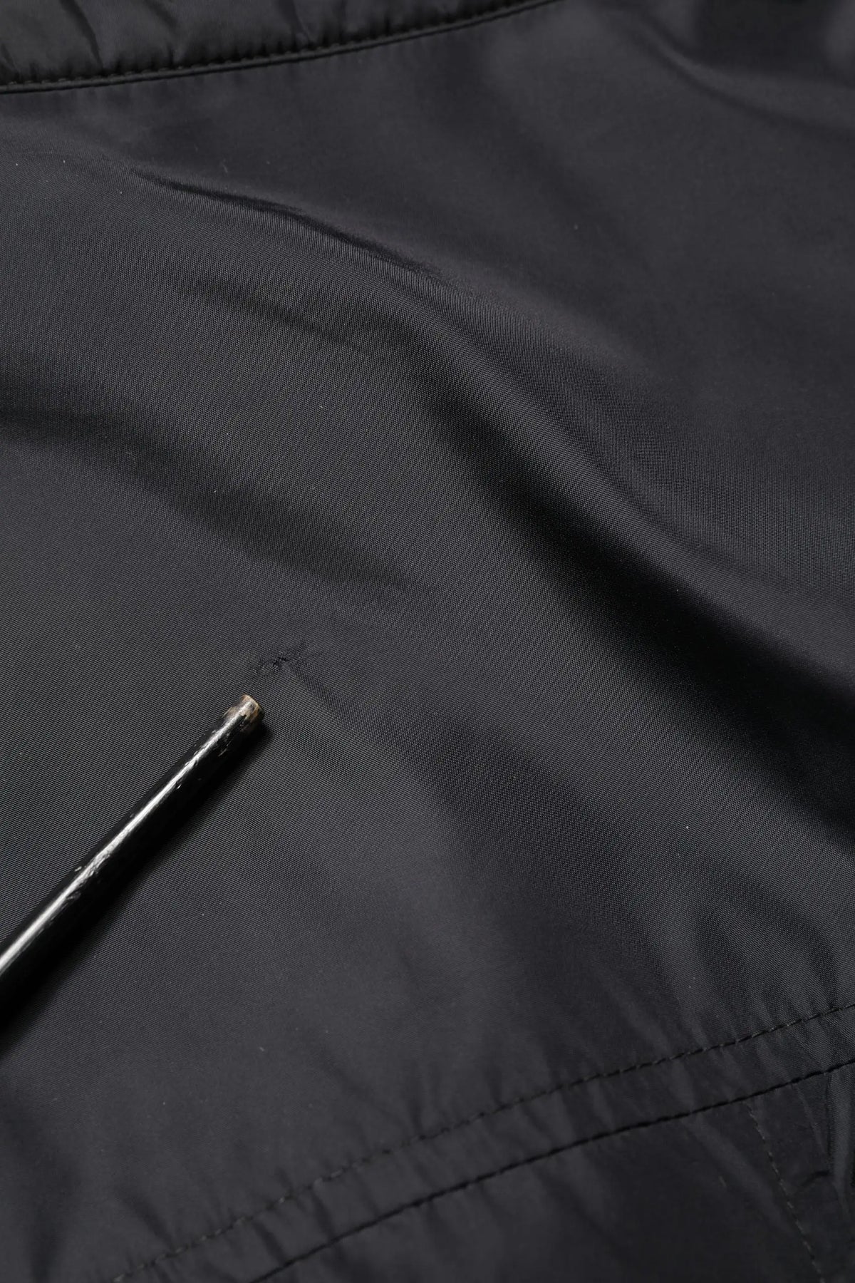 Dolce & gabbana veste-chemise noire en nylon avec logo plaque manches longues et une petite déchirure près de la couture