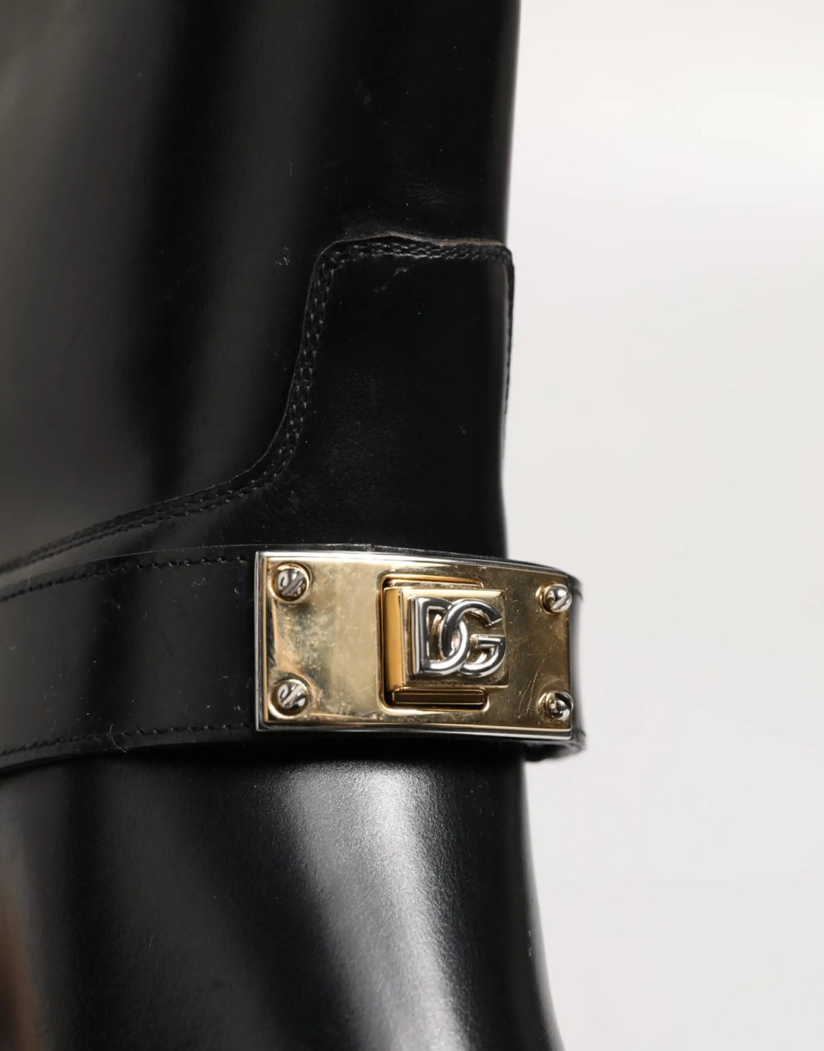 Ceinture en cuir noir avec boucle rectangulaire dorée et logo entrelacé dg pour bottes over the calf dolce gabbana