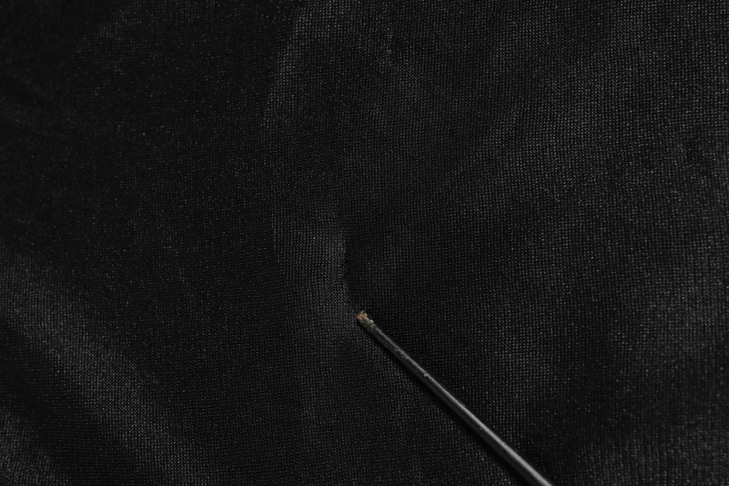Tissu noir texturé avec une petite aiguille sombre traversant un sweatshirt dolce & gabbana noir en polyester col rond