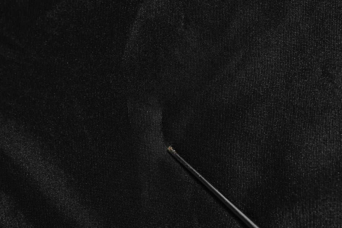 Tissu noir texturé avec une petite aiguille sombre traversant un sweatshirt dolce & gabbana noir en polyester col rond