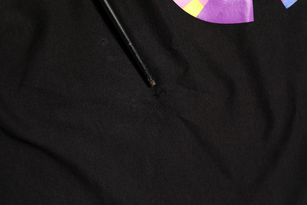 T-shirt dolce & gabbana en coton noir avec logo coloré et petit objet noir posé dessus