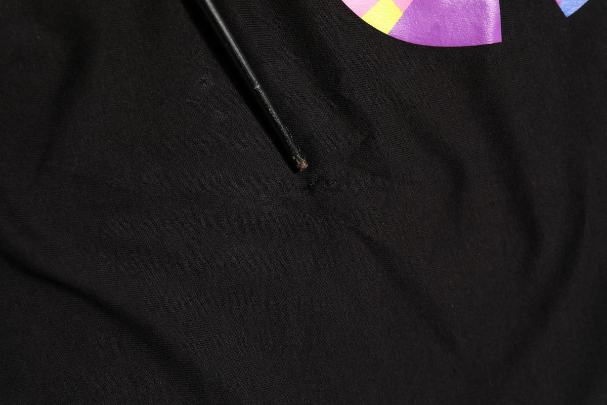 T-shirt dolce & gabbana en coton noir avec logo coloré et petit objet noir posé dessus