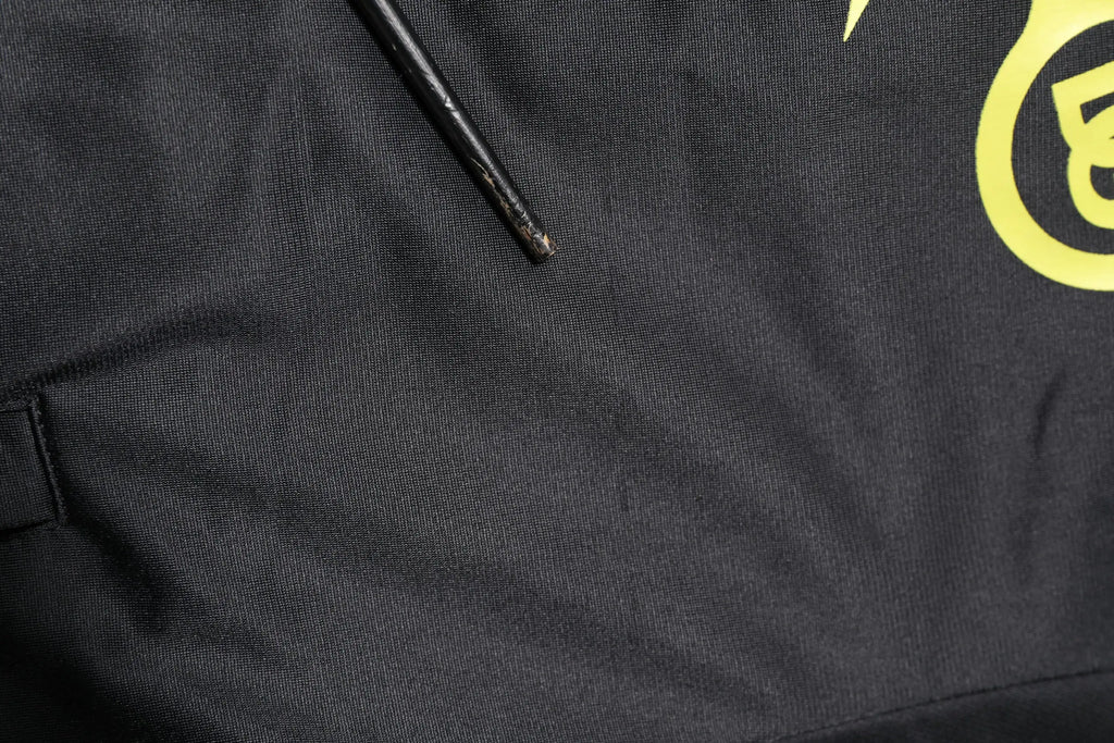 Dolce & Gabbana blouson bomber noir à fermeture éclair col roulé avec logo jaune vif sur la poitrine en coton