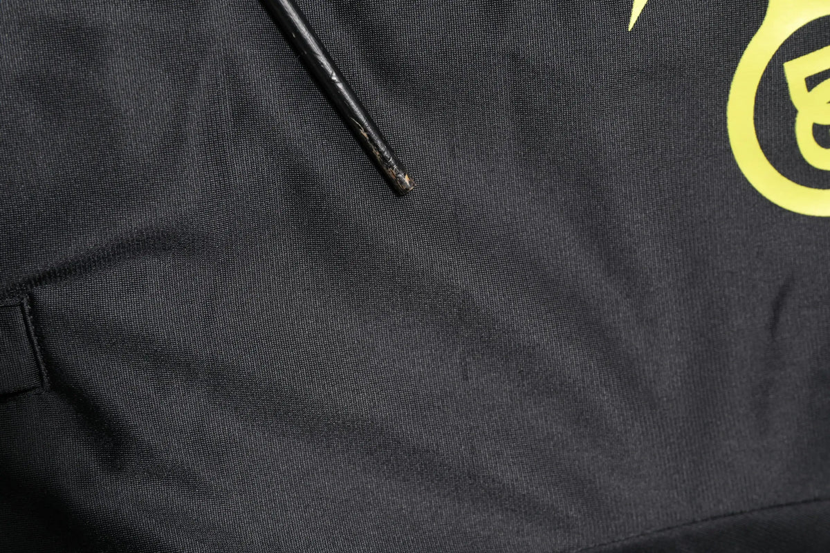 Dolce & Gabbana blouson bomber noir à fermeture éclair col roulé avec logo jaune vif sur la poitrine en coton