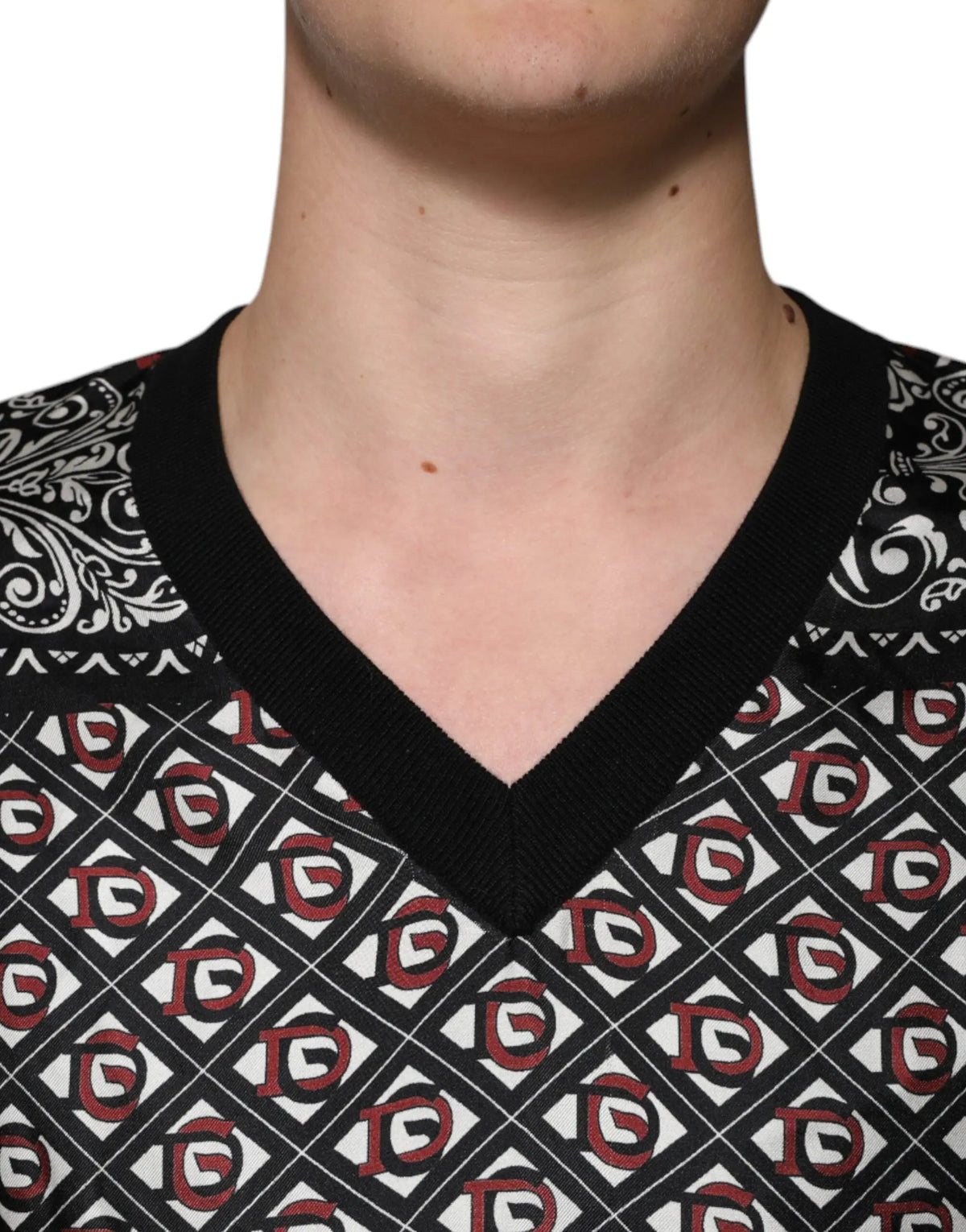 Dolce & gabbana pull en laine noir à col v avec motif géométrique rouge et blanc répété