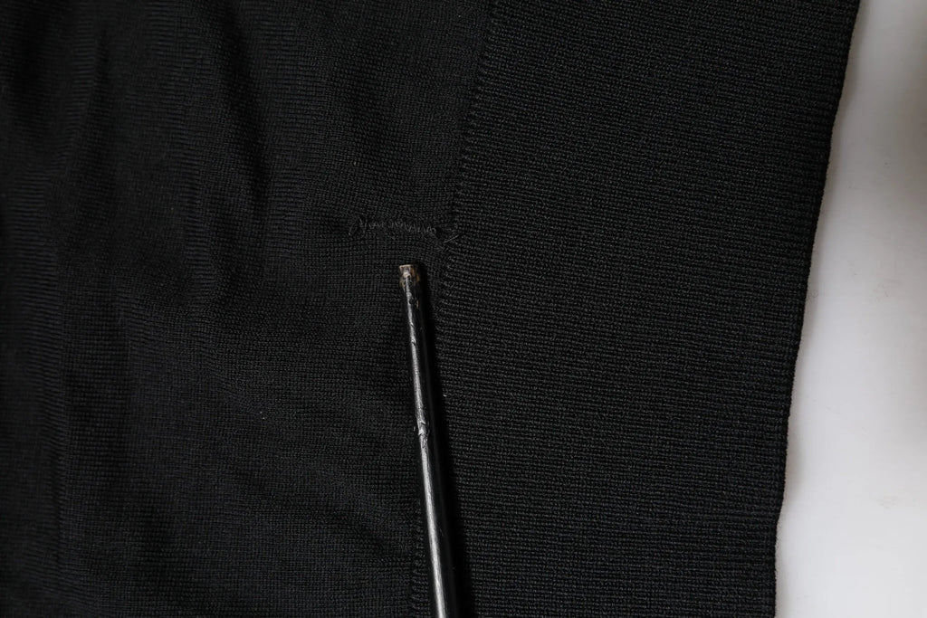 Tissu noir texturé avec une petite aiguille métallique sur le pull en maille à manches longues dolce & gabbana