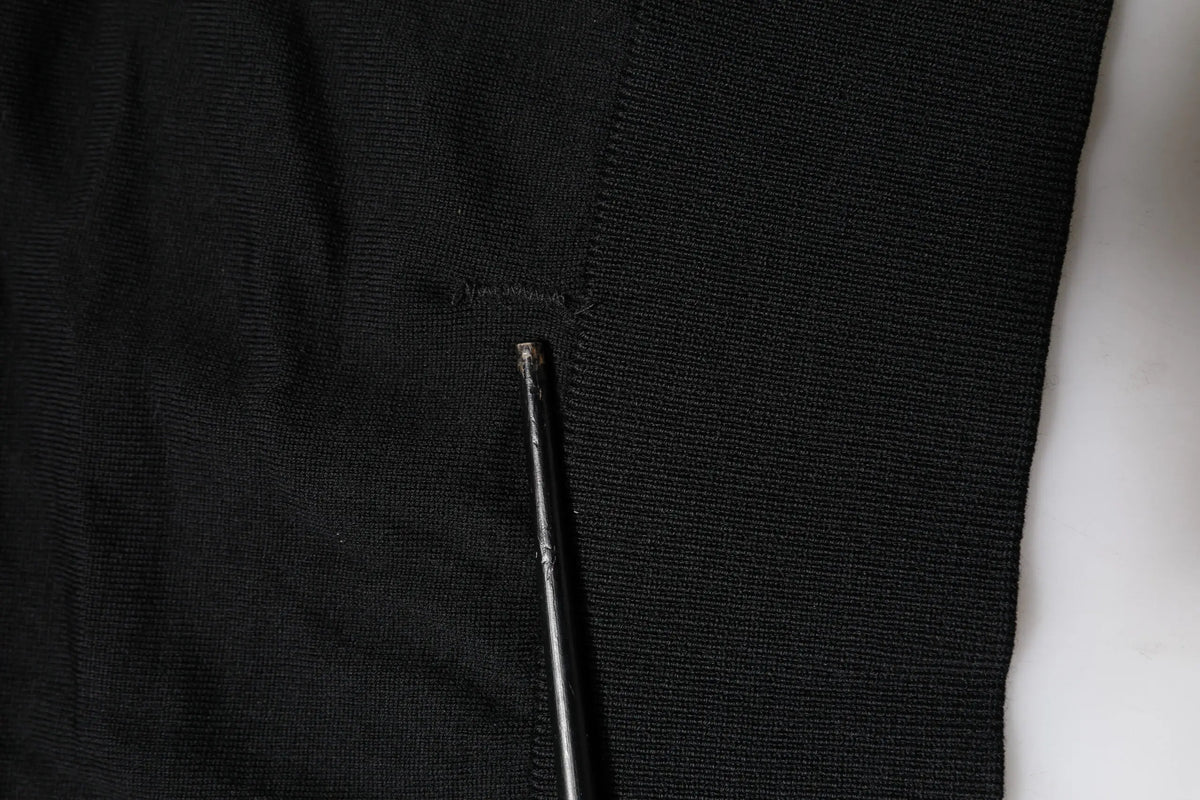 Tissu noir texturé avec une petite aiguille métallique sur le pull en maille à manches longues dolce & gabbana