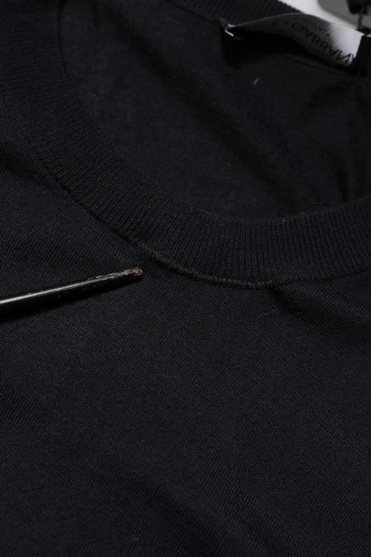 Dolce & gabbana pull en maille côtelée noir à manches longues avec col rond et étiquette de marque visible