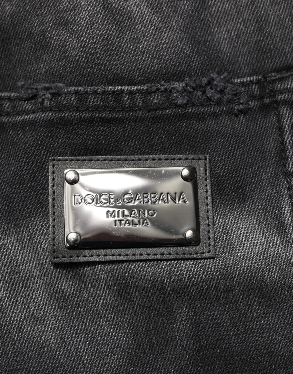 Jeans droits pour homme dolce & gabbana en denim noir effet marbré avec plaque métal argentée logo milano italia au dos