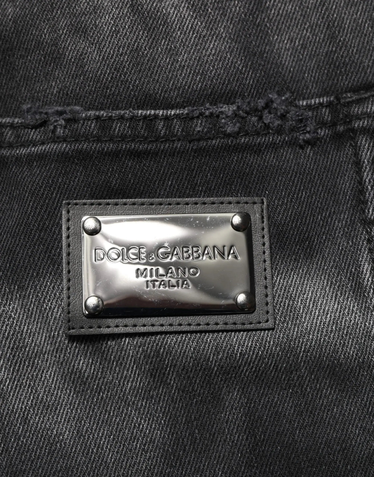 Jeans droits pour homme dolce & gabbana en denim noir effet marbré avec plaque métal argentée logo milano italia au dos