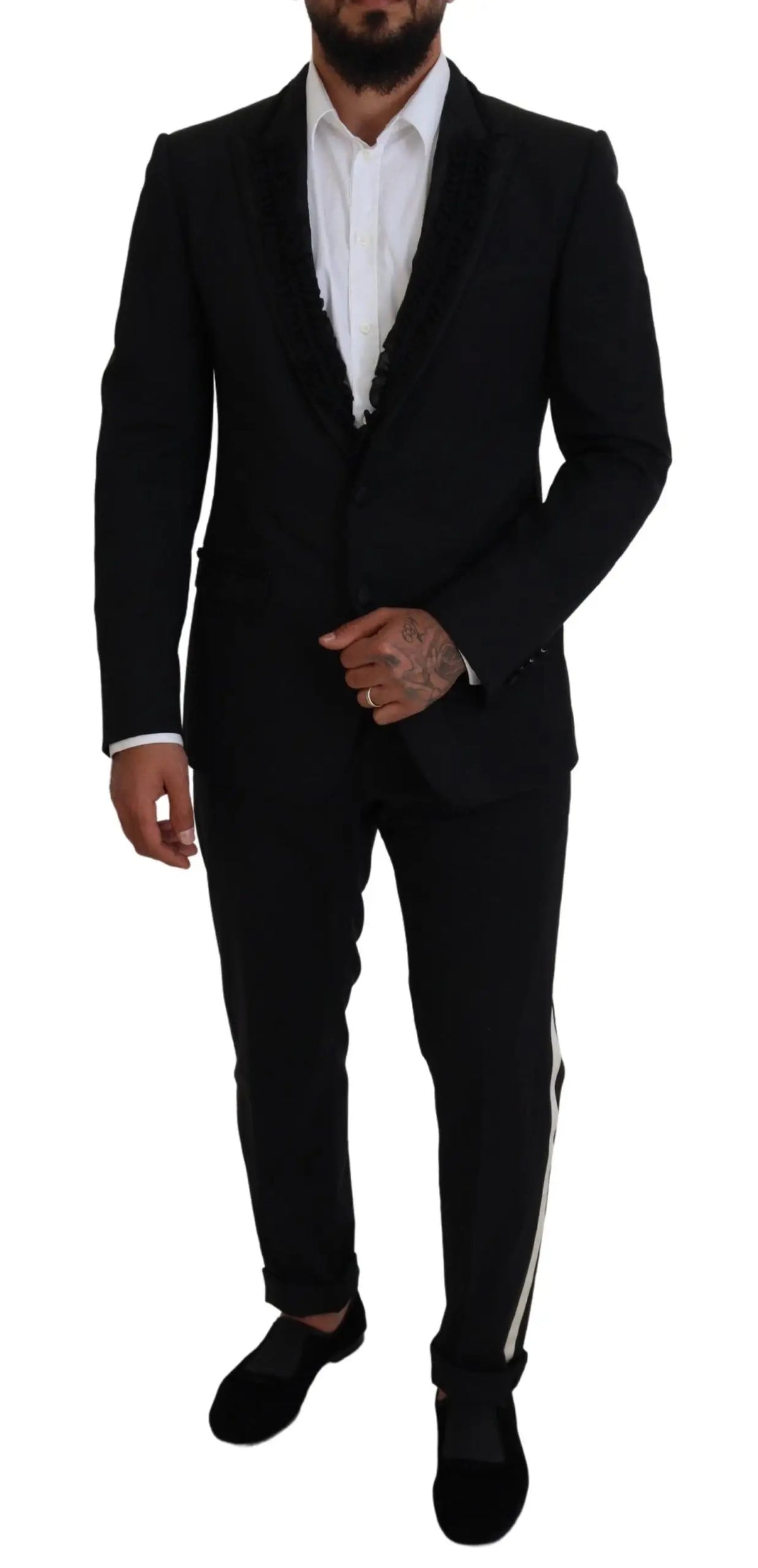 Dolce & gabbana veste blazer slim fit martini noire avec pantalon avec rayure blanche sur le côté portée sur chemise blanche