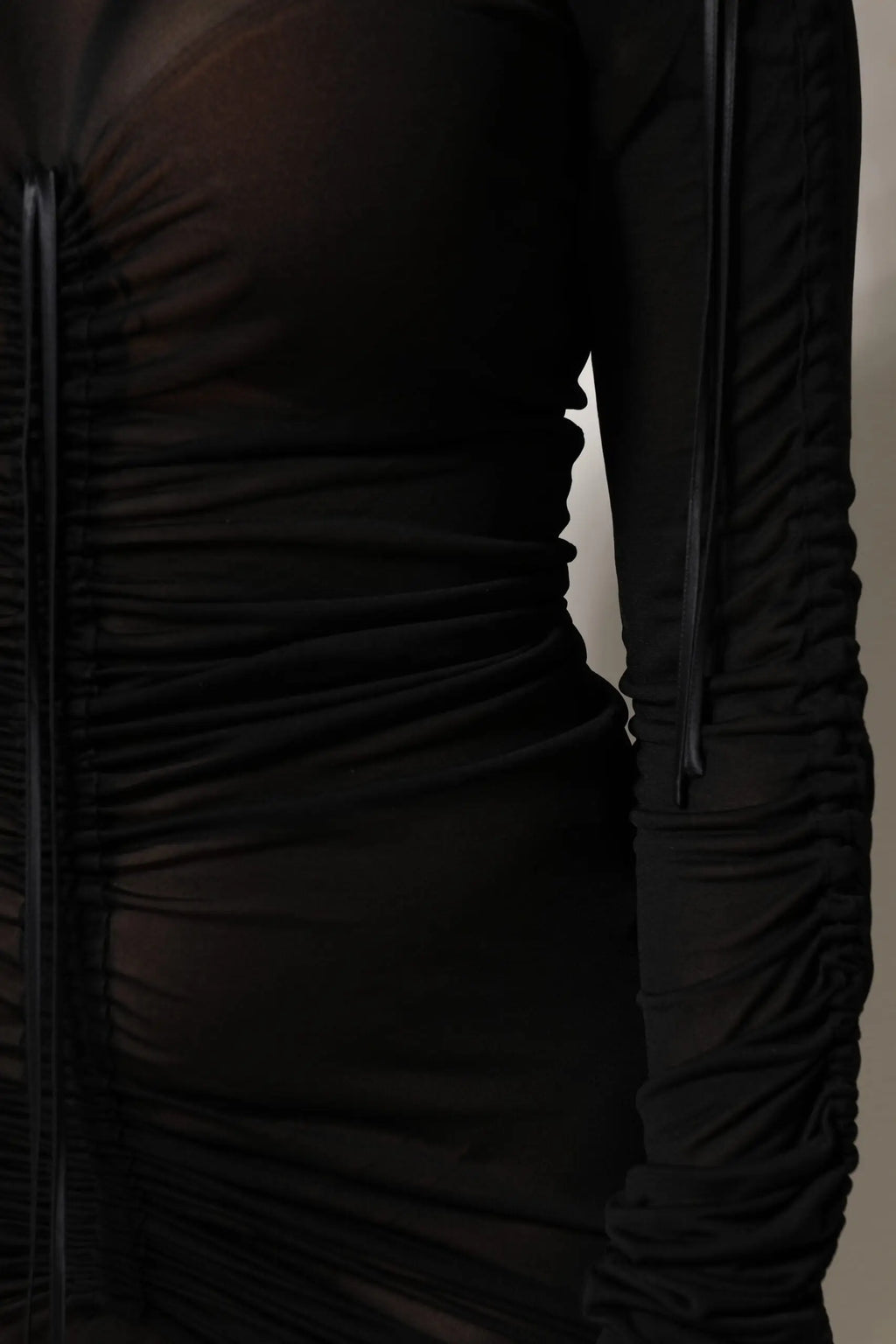 Robe fourreau noire dolce & gabbana en mesh avec manches longues et détails froncés satinés et zip vertical subtil