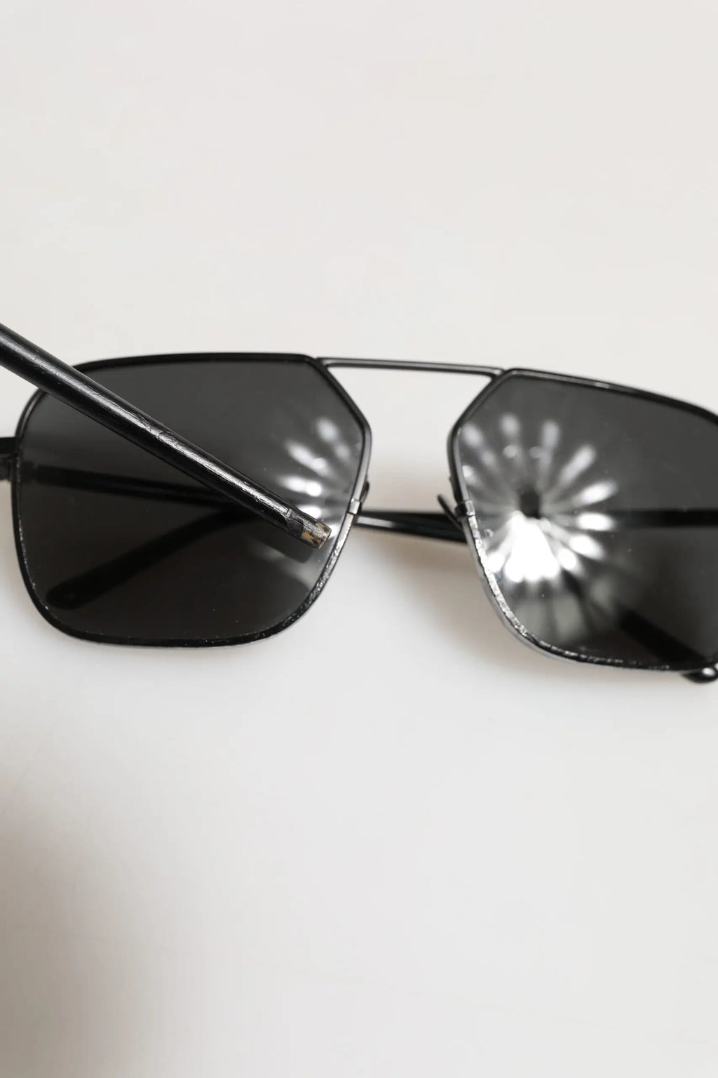 Lunettes de soleil dolce & gabbana avec monture métallique noire et verres carrés gris foncé