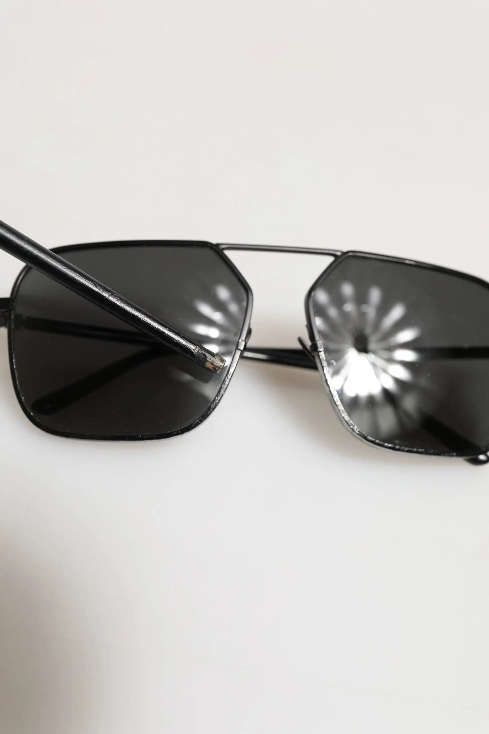 Lunettes de soleil dolce & gabbana avec monture métallique noire et verres carrés gris foncé