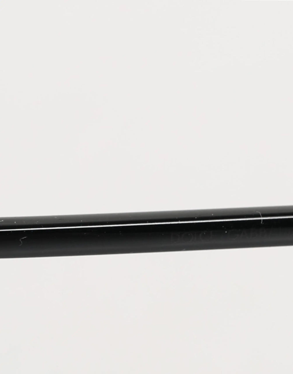 Baril de stylo cylindrique noir avec finition lisse et brillante pour lunettes dolce & gabbana monture métal noir carrée