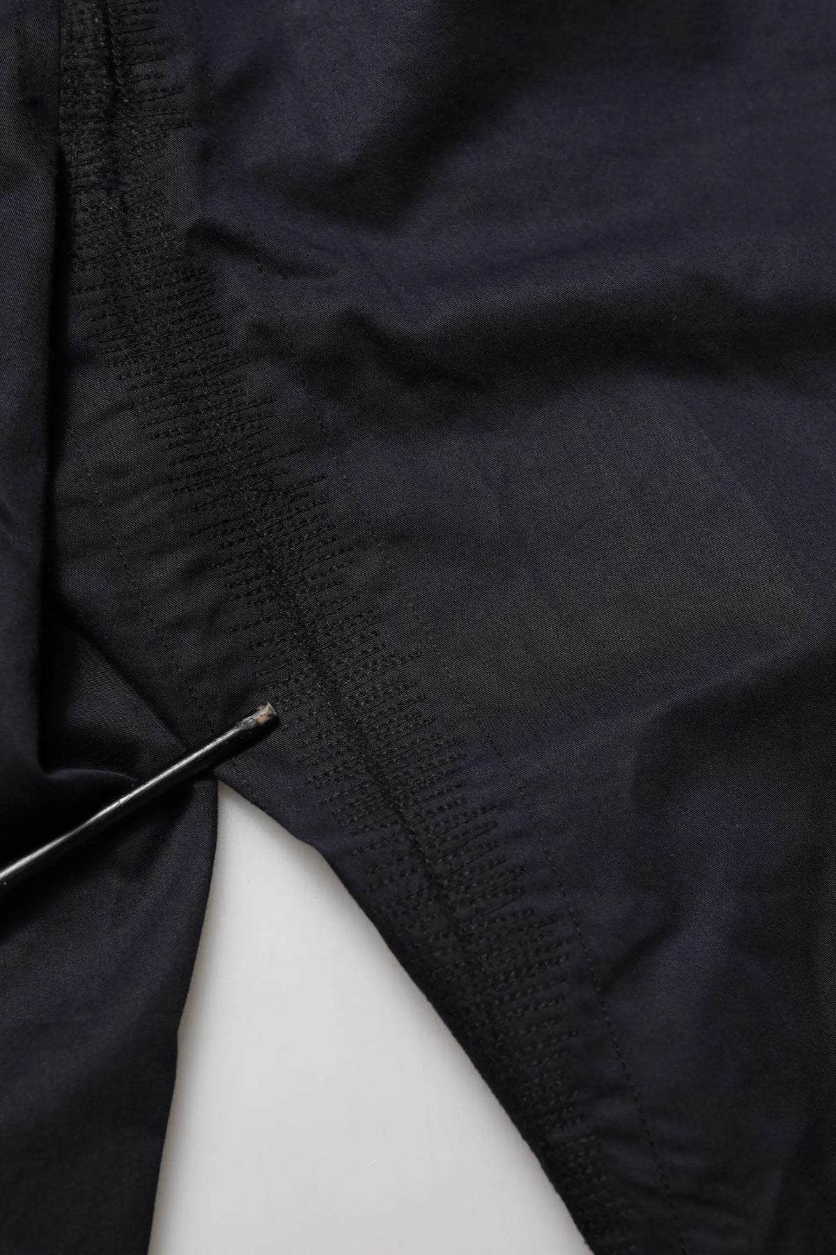 Tissu noir texturé avec couture visible sur pantalon jogger pour homme dolce & gabbana taille mi-haute à cordon
