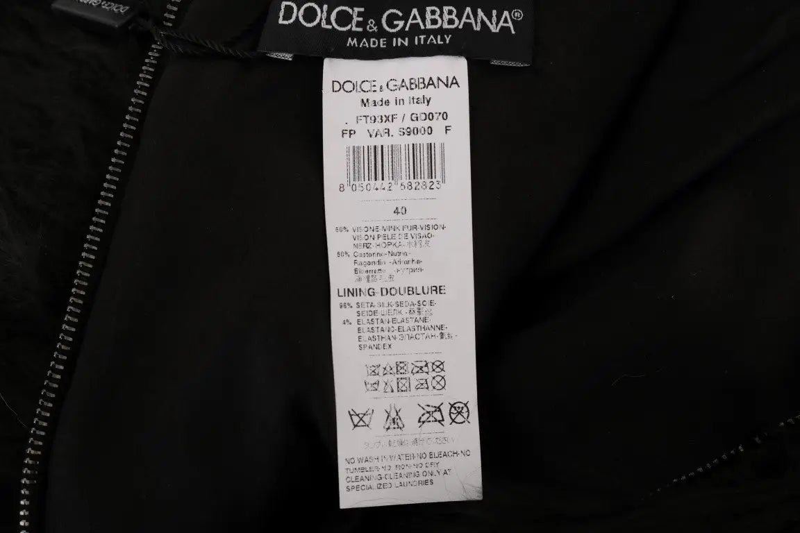 Étiquette noire dolce & gabbana avec texte blanc et code-barres sur mini short noir en fourrure de vison nutria