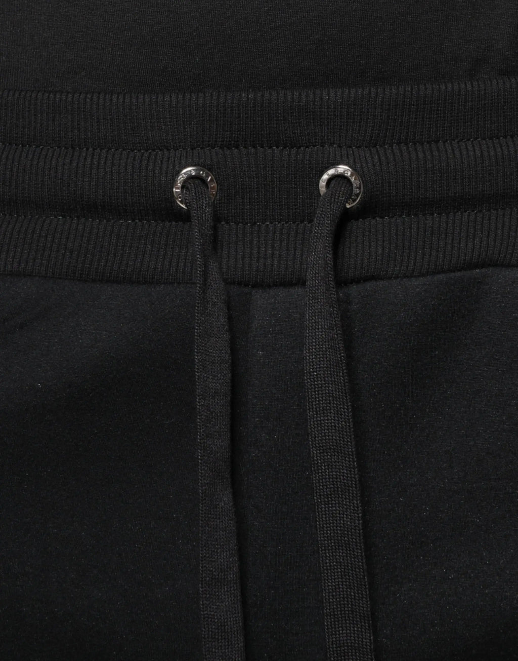 Cordon noir avec œillets en métal argenté fixé à une taille côtelée de pantalon de jogging homme dolce & gabbana en modal dg logo