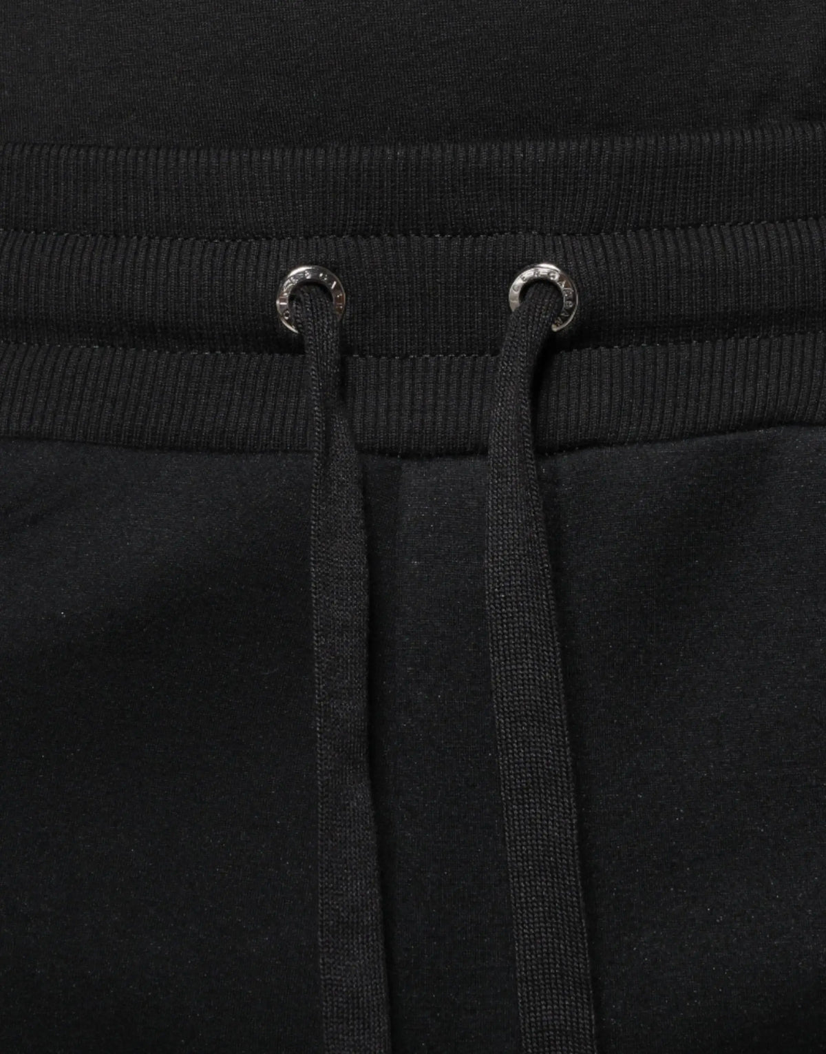 Cordon noir avec œillets en métal argenté fixé à une taille côtelée de pantalon de jogging homme dolce & gabbana en modal dg logo