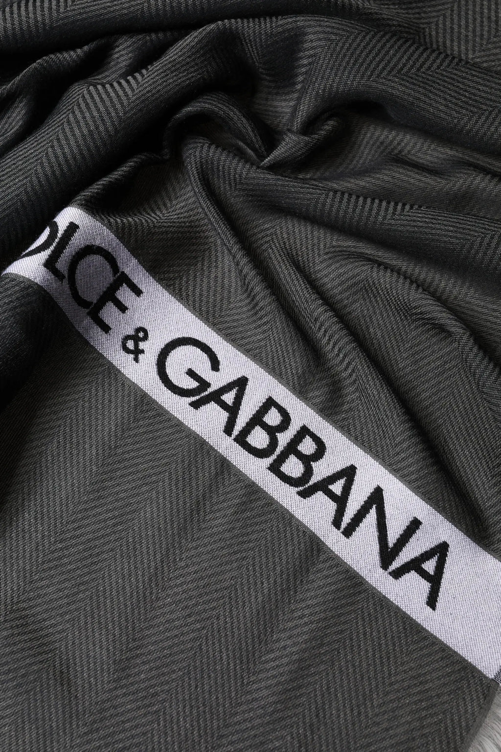 Écharpe homme dolce & gabbana en modal noir avec motif chevrons gris foncé et bande blanche logo noir 140cm x 134cm