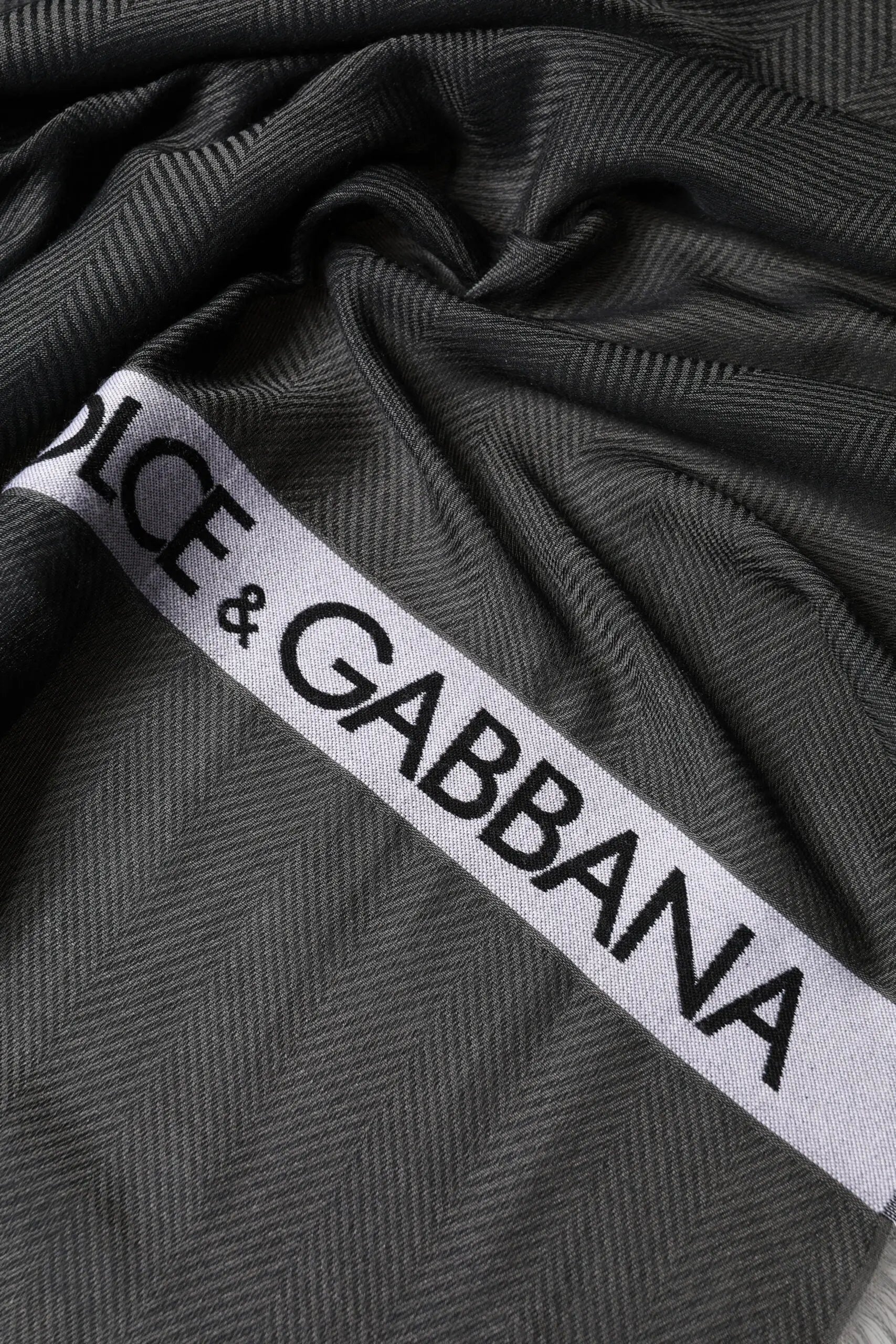 Écharpe homme dolce & gabbana en modal noir avec motif chevrons gris foncé et bande blanche logo noir 140cm x 134cm