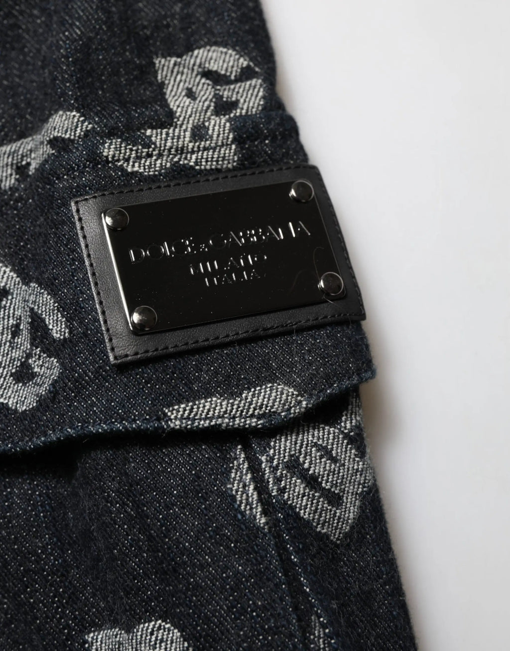 Short bermuda cargo homme dolce & gabbana en denim noir avec motif gris subtil et patch cuir embossé milano italia