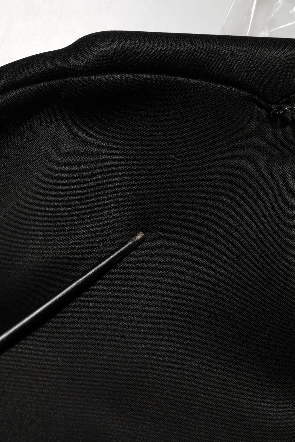 Housse pour ordinateur portable noire en satin dolce & gabbana avec coutures renforcées et légère brillance