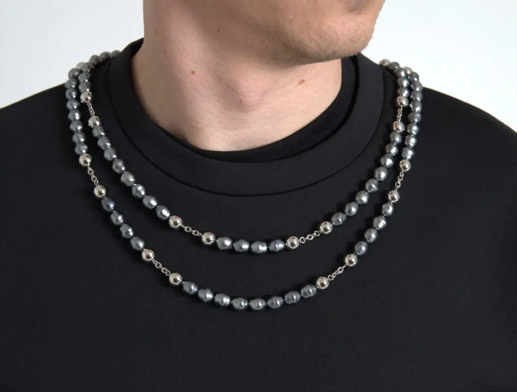 Collier à deux rangs avec perles grises foncées irrégulières et perles métalliques argentées sur t-shirt dolce & gabbana noir en polyester