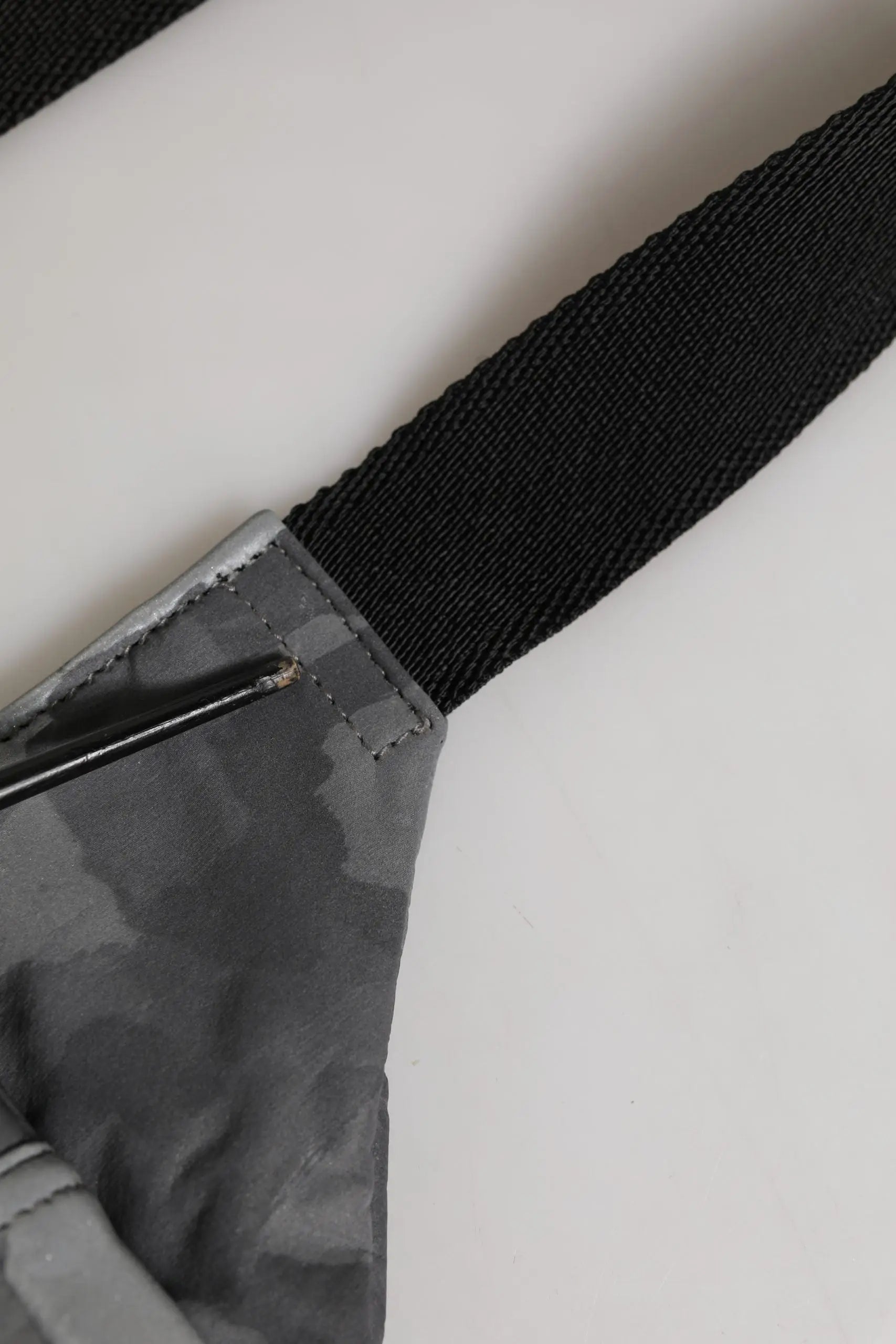 Sangle en tissu camouflage noir et gris de la sacoche taille dolce & gabbana en nylon avec plaque en laiton