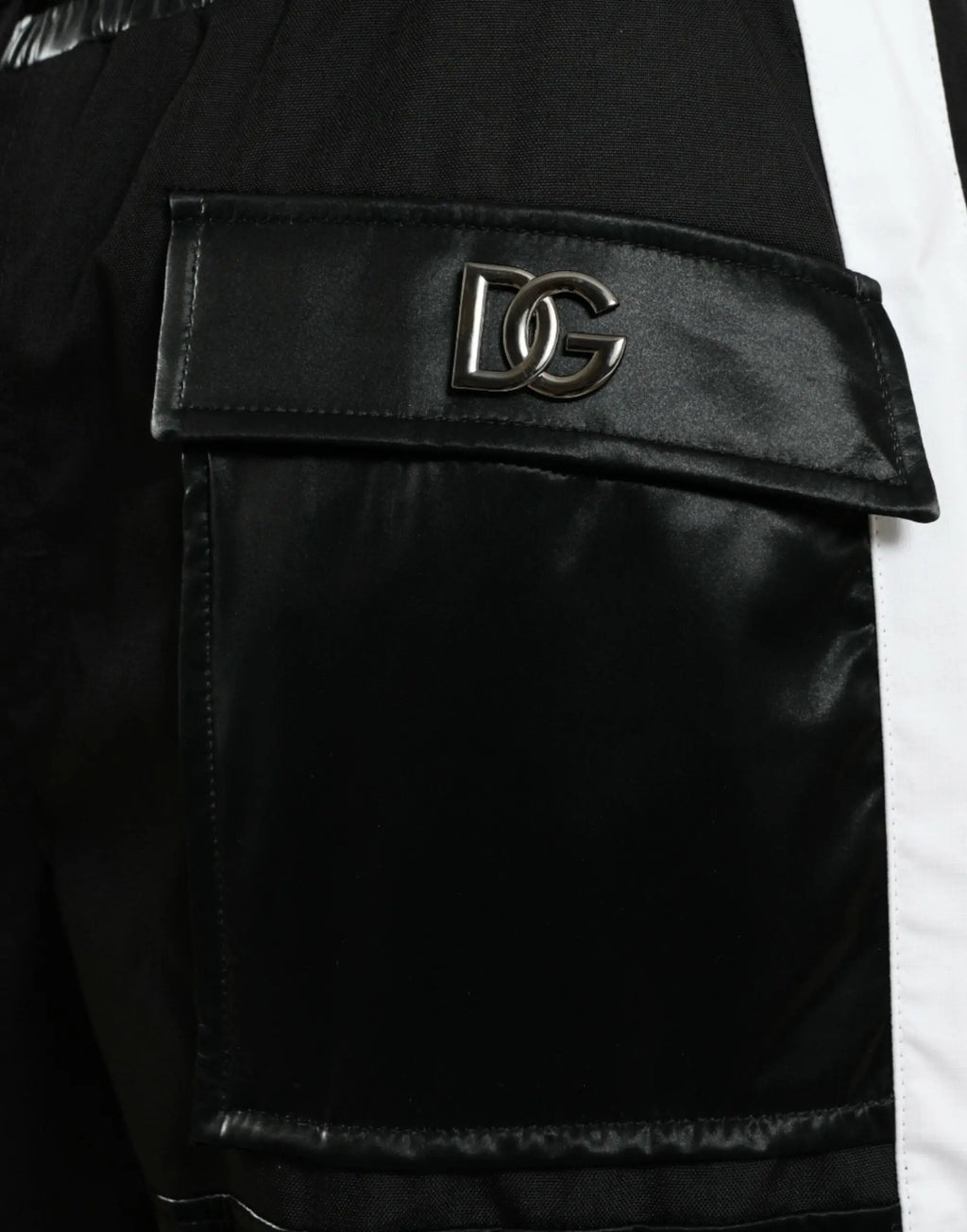 Poche cargo noire en satin avec logo métallique dg sur pantalon de jogging cargo noir en nylon pour homme dolce gabbana