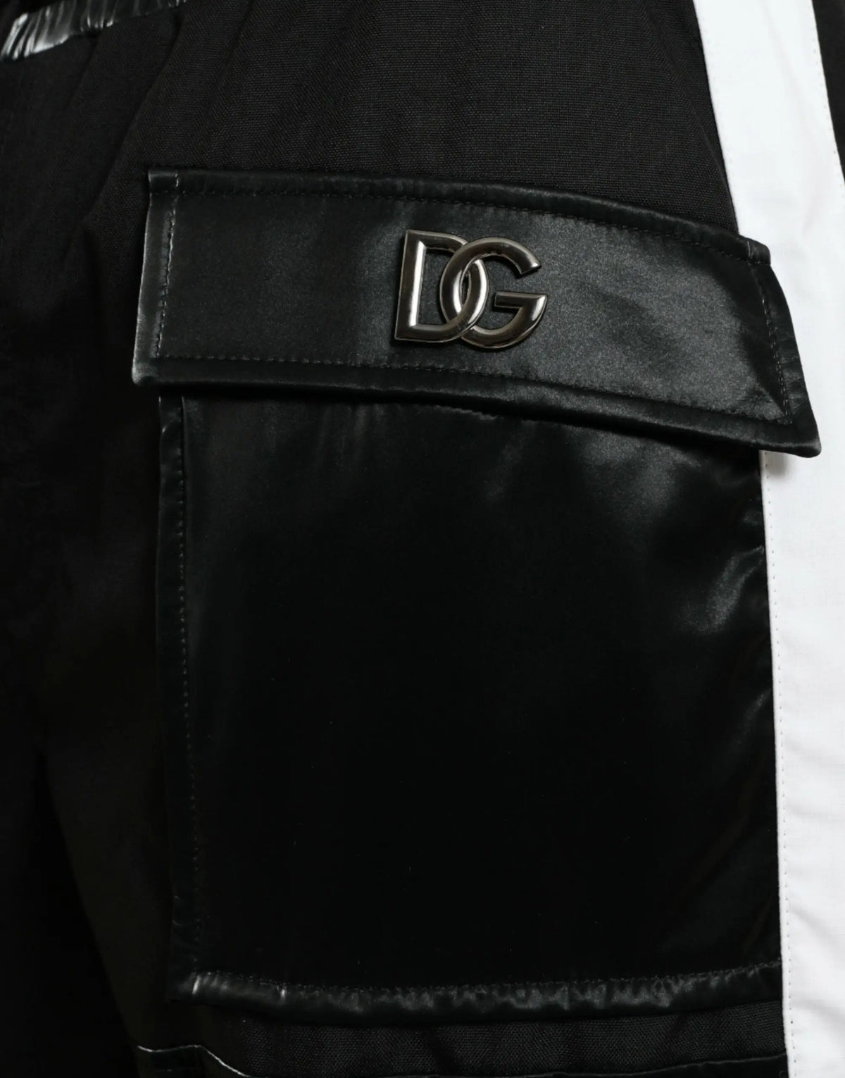 Poche cargo noire en satin avec logo métallique dg sur pantalon de jogging cargo noir en nylon pour homme dolce gabbana