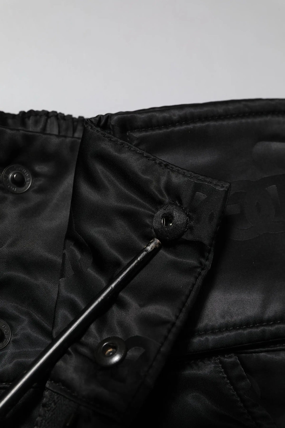 Veste noire avec bordure en satin, boutons métalliques et logo subtil sur pantalon droit en nylon dolce & gabbana