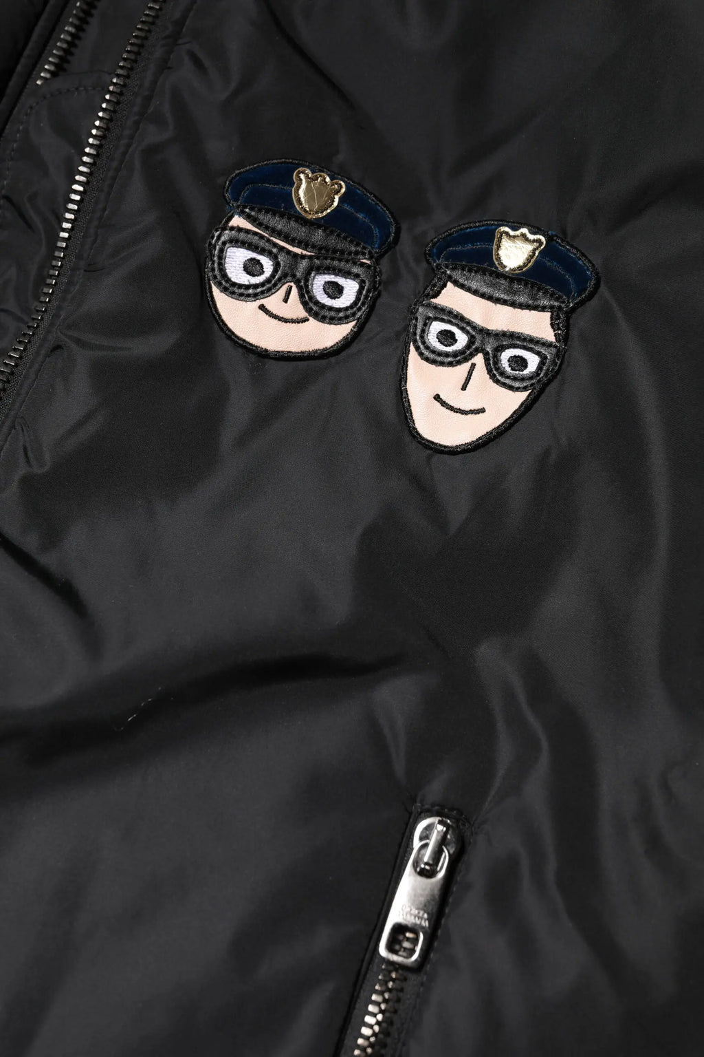 Dolce & gabbana bomber noir en nylon avec patchs policiers brodés et badges dorés brillants sur le devant