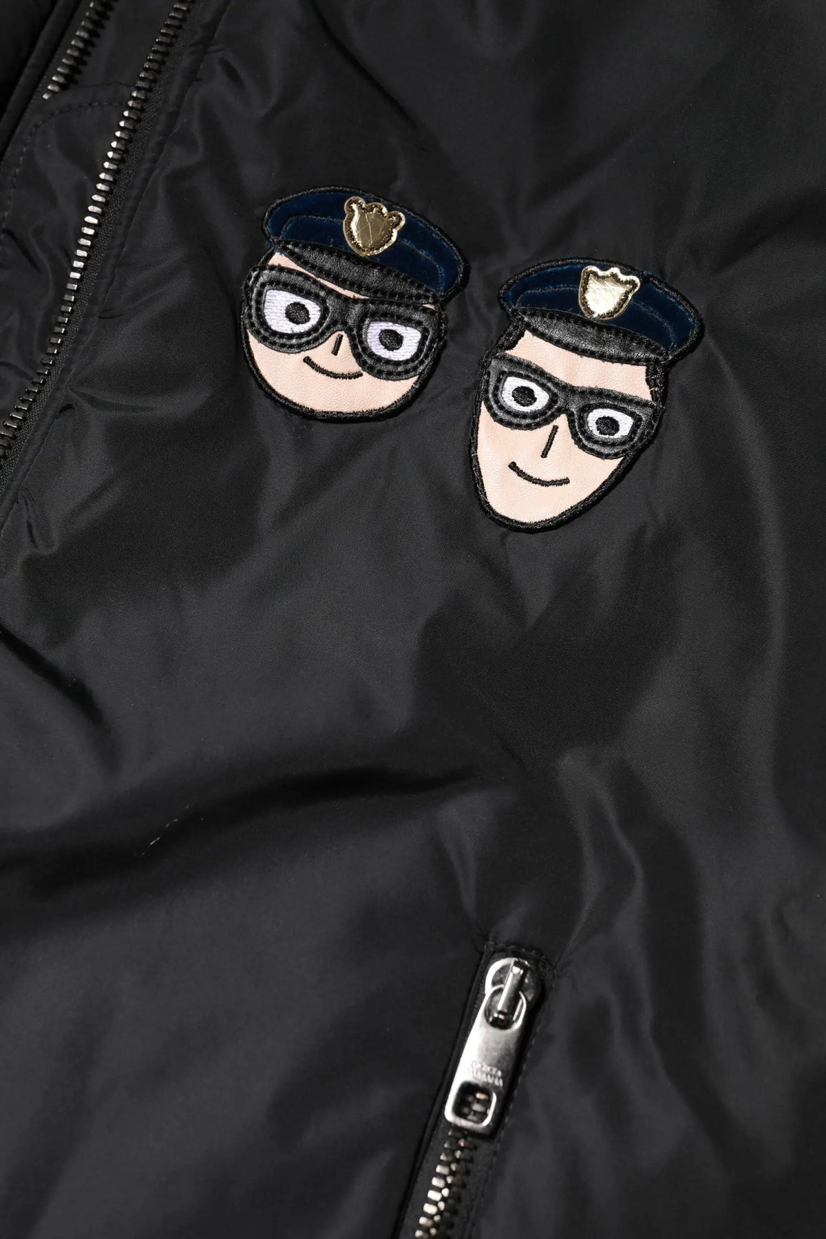 Dolce & gabbana bomber noir en nylon avec patchs policiers brodés et badges dorés brillants sur le devant
