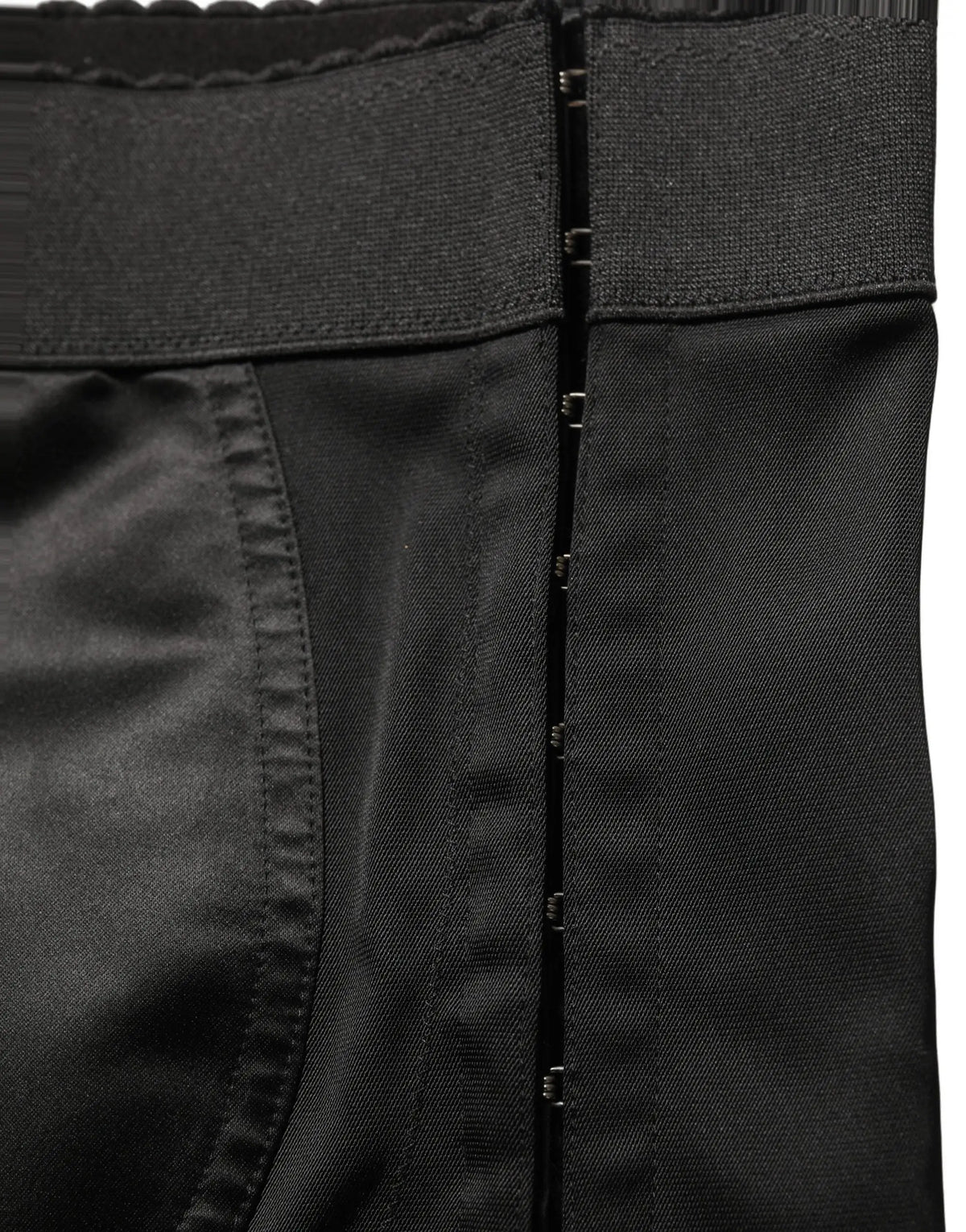 Dolce & gabbana short en nylon noir taille haute avec taille élastique et rangée verticale de fermoirs métalliques noirs sur le côté