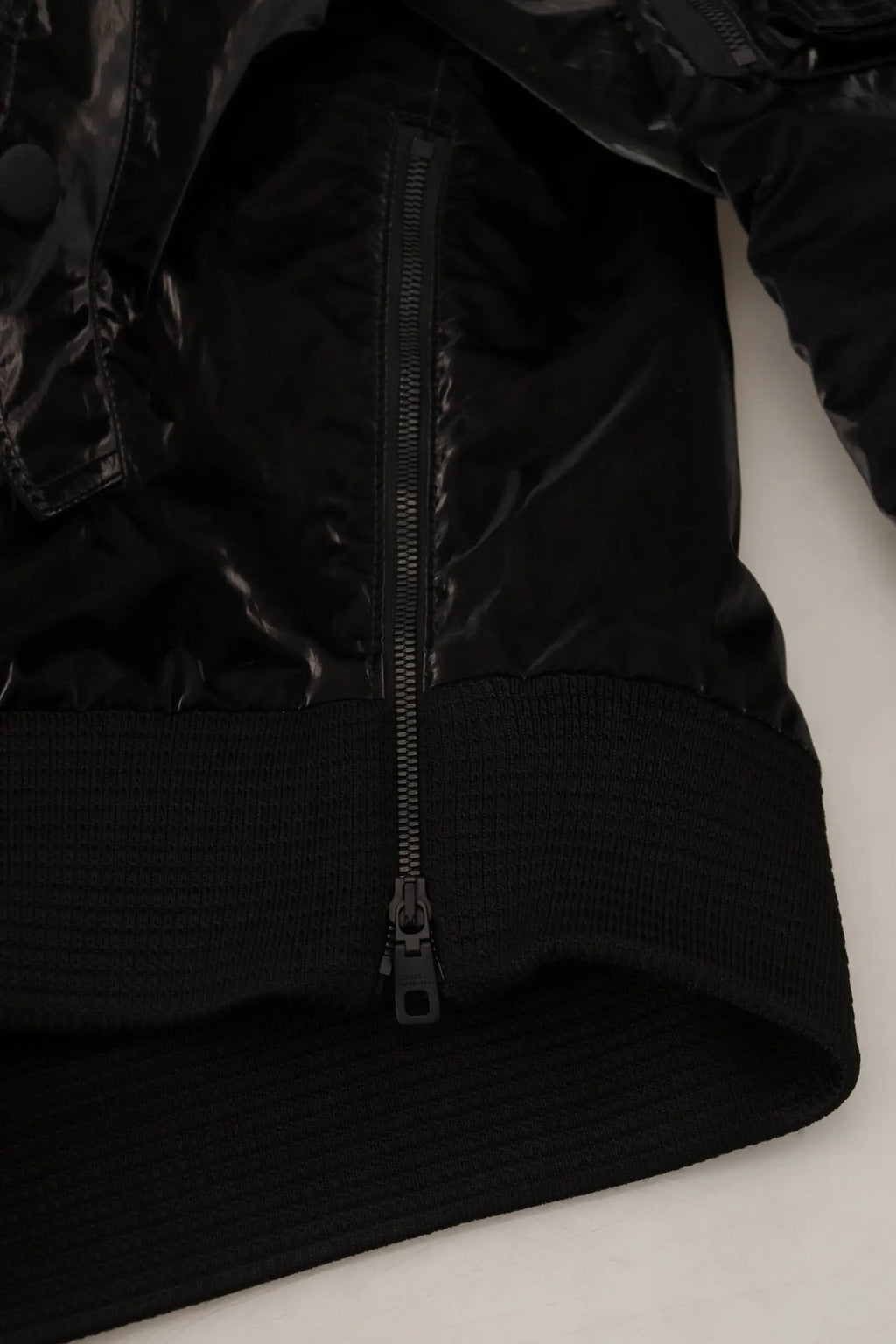 Dolce & gabbana bomber noir en nylon brillant avec fermeture éclair centrale et poignets en maille côtelée
