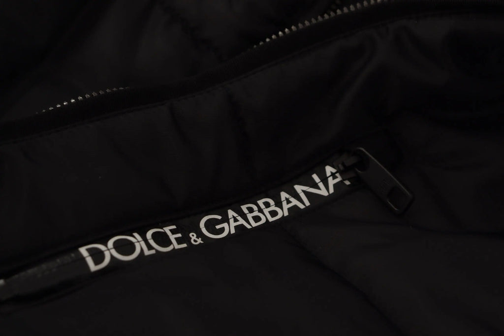 Fermeture éclair noire dolce & gabbana avec lettrage blanc sur parka noire en nylon pour hiver