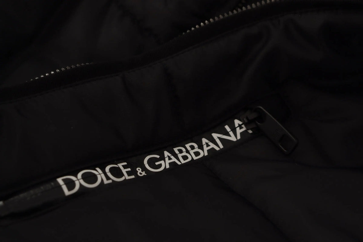 Fermeture éclair noire dolce & gabbana avec lettrage blanc sur parka noire en nylon pour hiver