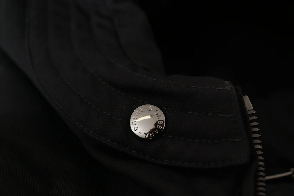 Bouton circulaire argenté gravé dolce gabbana sur tissu matelassé noir du parka capuche nylon dolce gabbana hiver