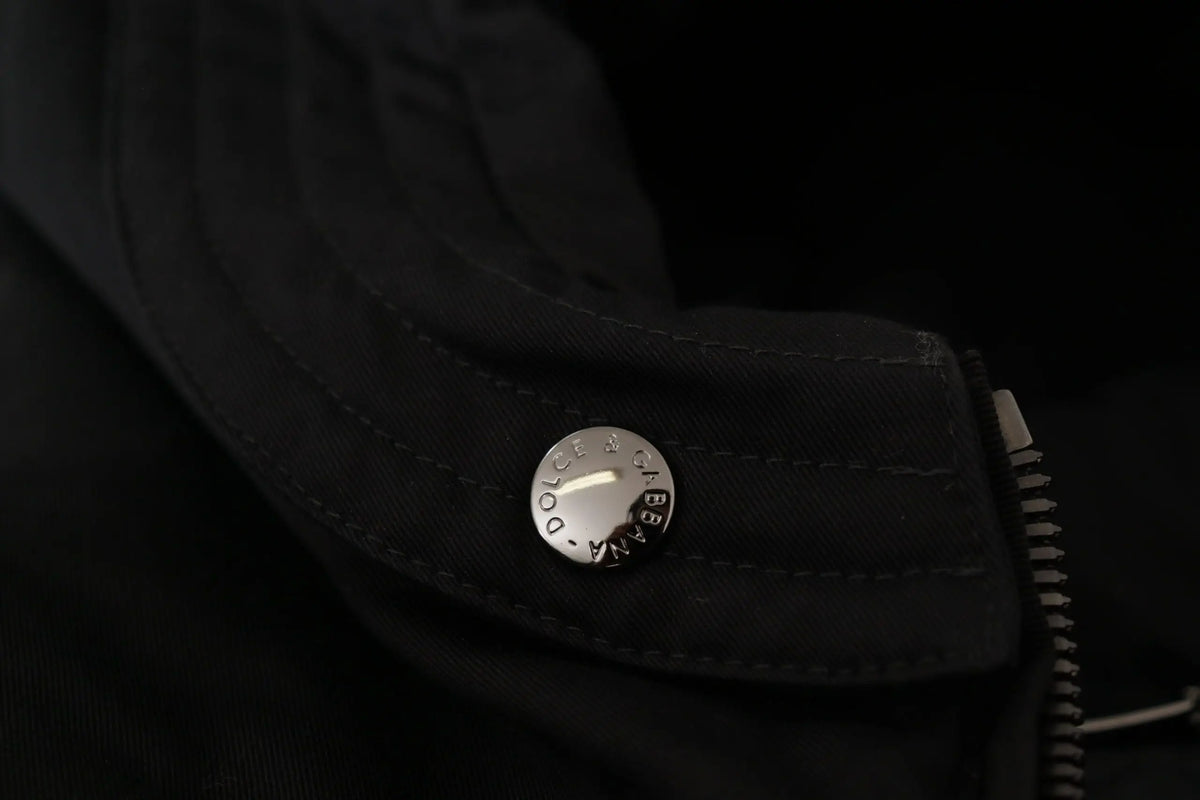 Bouton circulaire argenté gravé dolce gabbana sur tissu matelassé noir du parka capuche nylon dolce gabbana hiver
