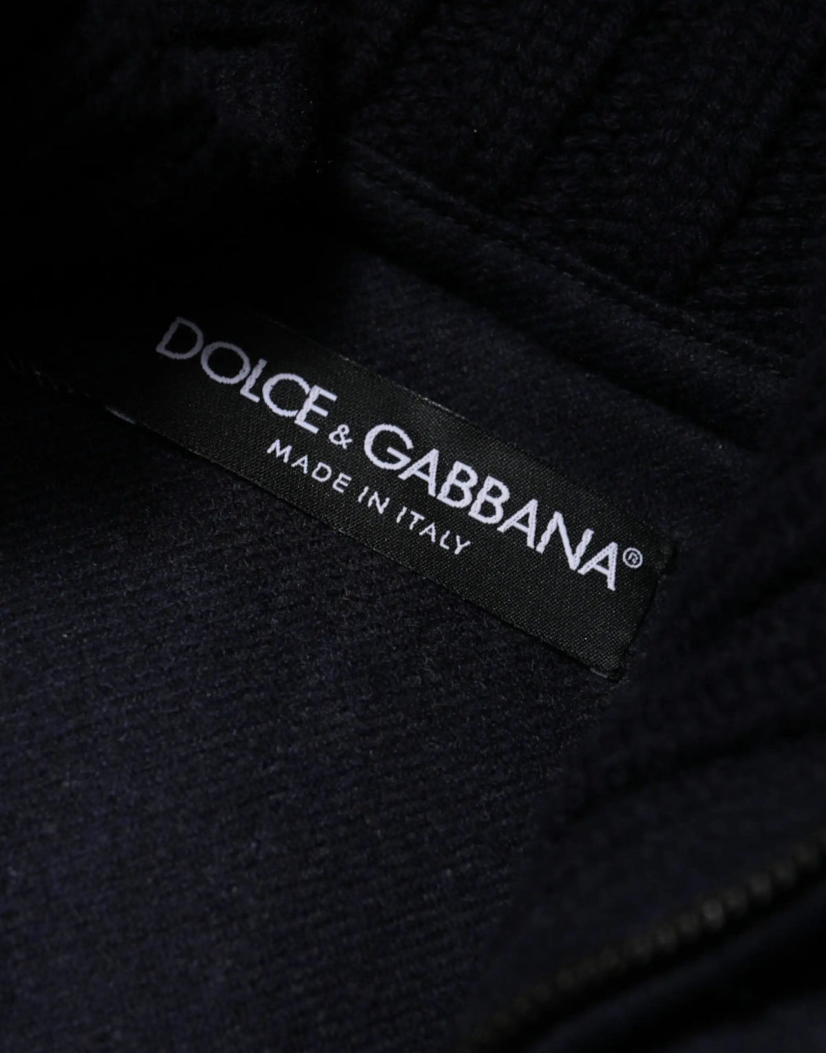 Étiquette noire dolce & gabbana brodée blanc sur manteau matelassé à capuche en nylon pour homme made in italy