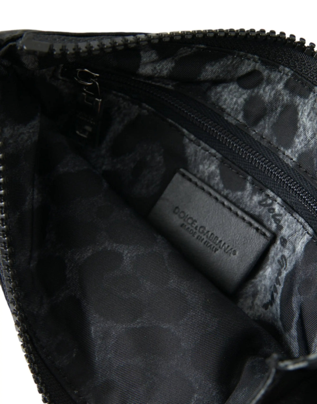 Intérieur imprimé léopard noir d un sac dolce gabbana avec fermetures éclair et étiquette marque nylon