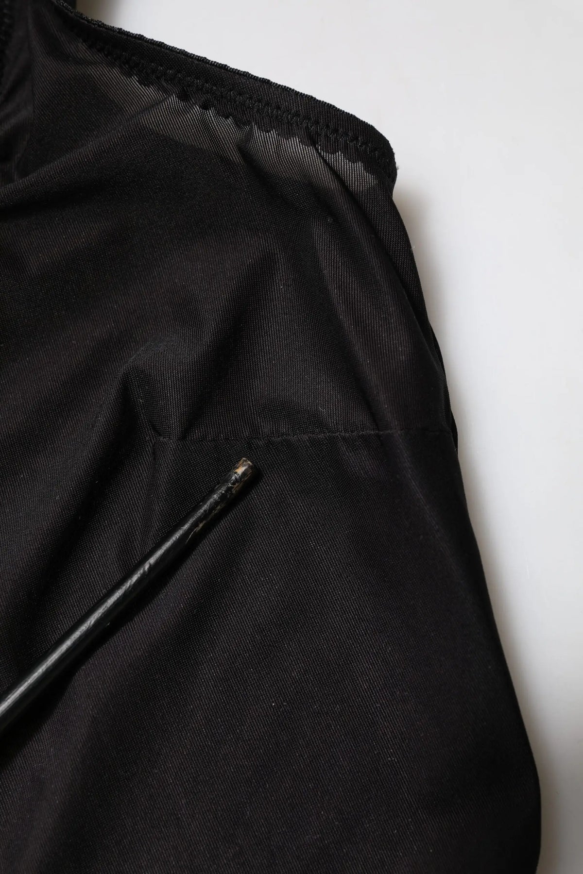 Débardeur dolce & gabbana noir en nylon satiné avec texture côtelée fine et bordure festonnée scallopé