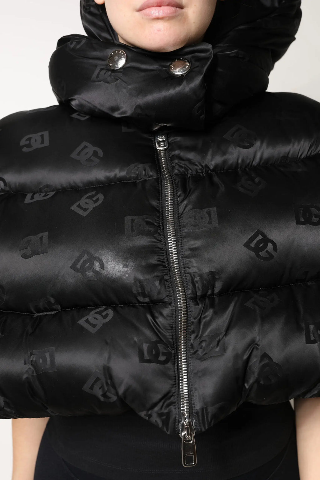 Dolce & gabbana veste courte matelassée noire avec logo d&g répété et fermeture éclair argentée complète à capuche